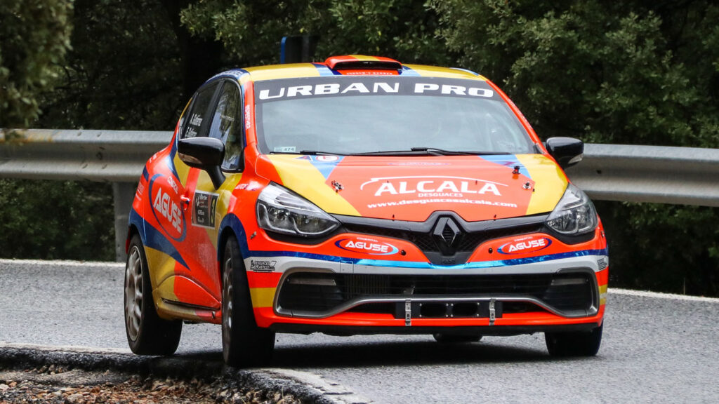 Adolfo y Esther Gutiérrez con Renault Clio en el Rally Crono Castillo de Locubín.